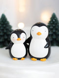 Un ensemble original de pingouins de Noël en noir et blanc qui s'enlacent 